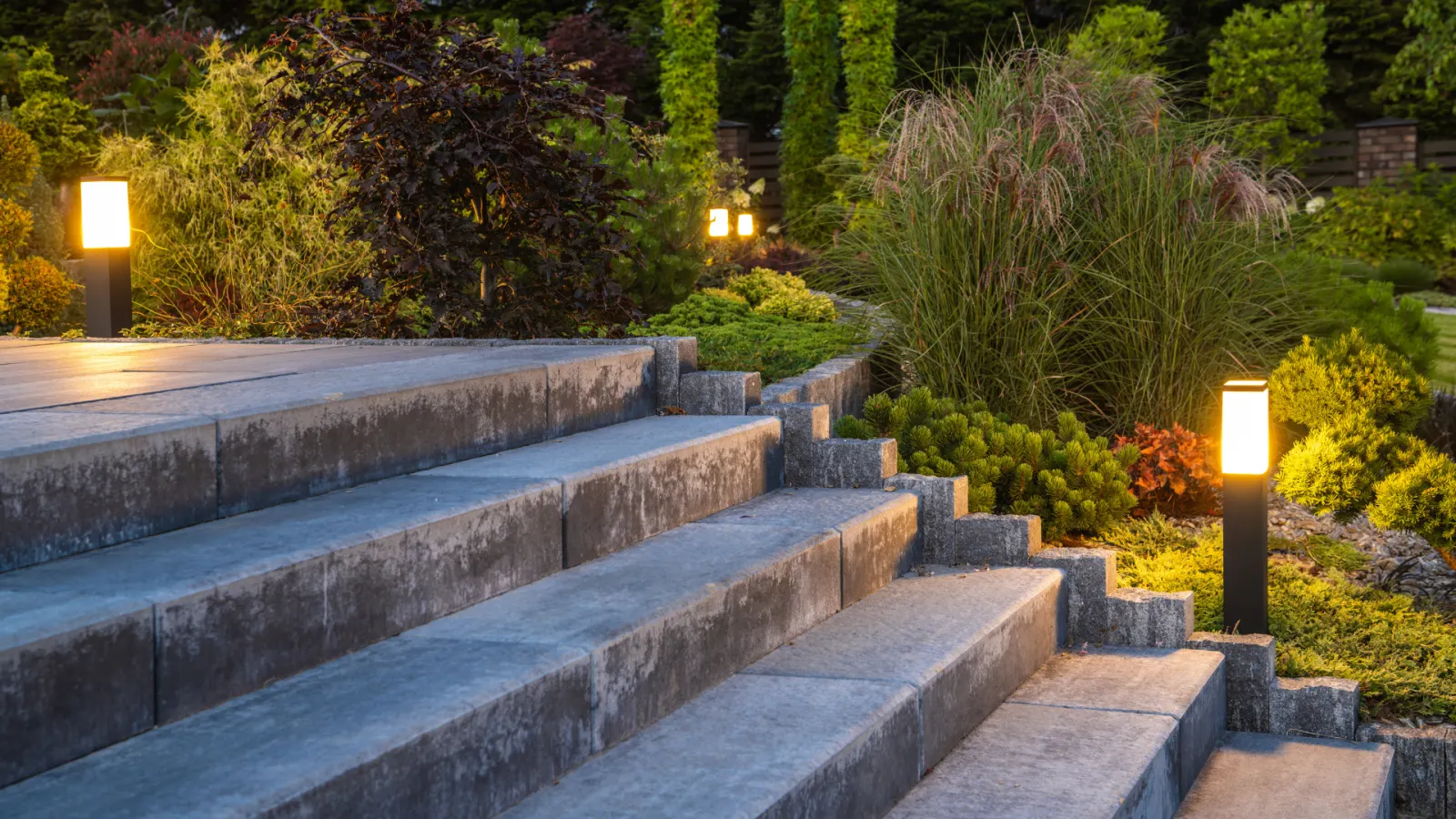 Escalera de jardín iluminada